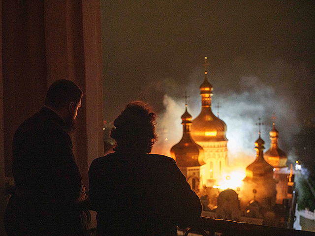 Киево-Печерская лавра в огне после российского удара. Фоторепортаж