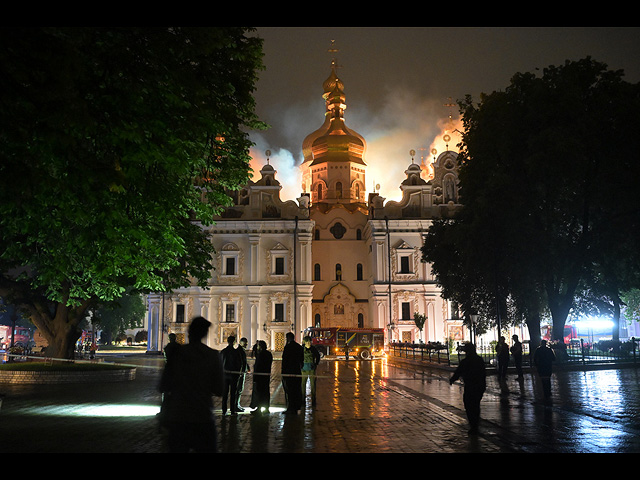 Киево-Печерская лавра в огне после российского удара. Фоторепортаж