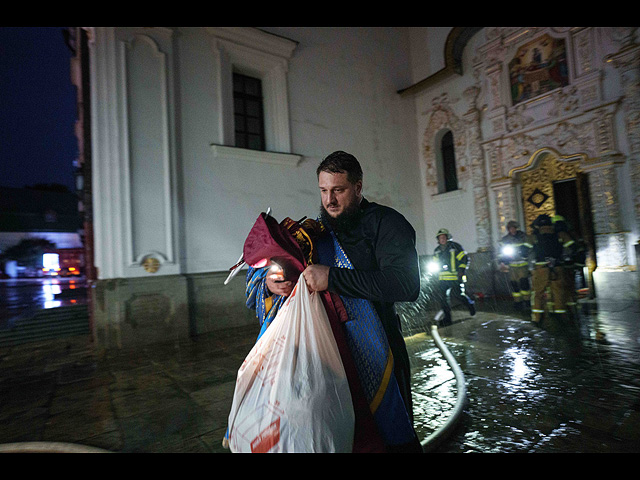 Киево-Печерская лавра в огне после российского удара. Фоторепортаж