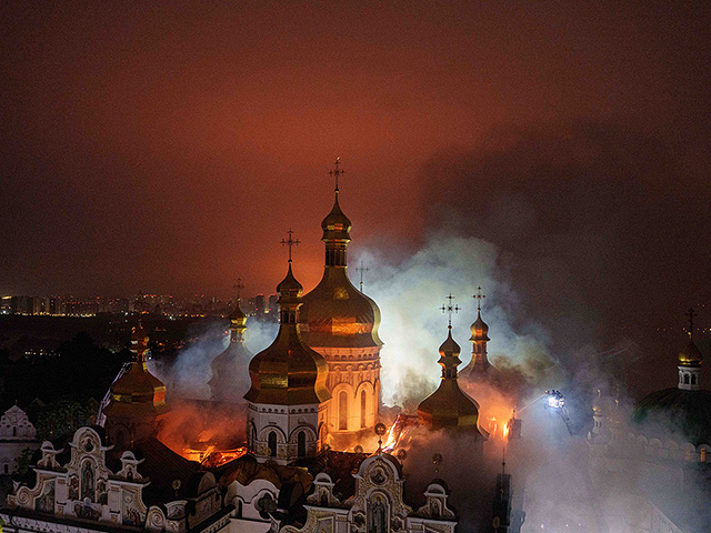 Киево-Печерская лавра в огне после российского удара. Фоторепортаж