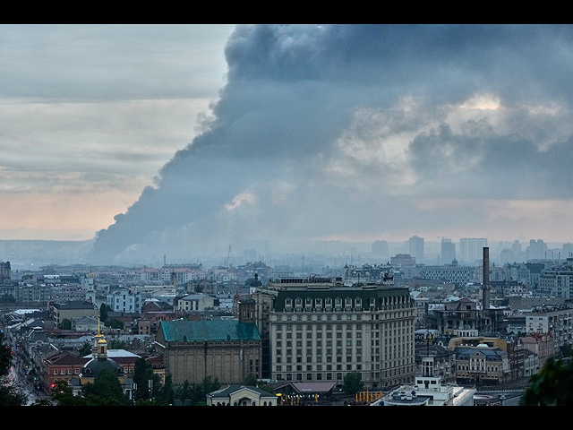 Киево-Печерская лавра в огне после российского удара. Фоторепортаж