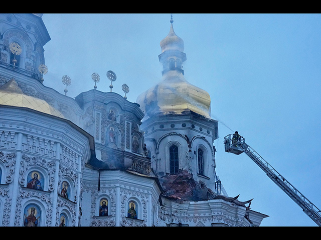 Киево-Печерская лавра в огне после российского удара. Фоторепортаж