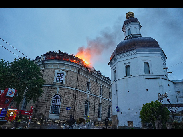 Киево-Печерская лавра в огне после российского удара. Фоторепортаж