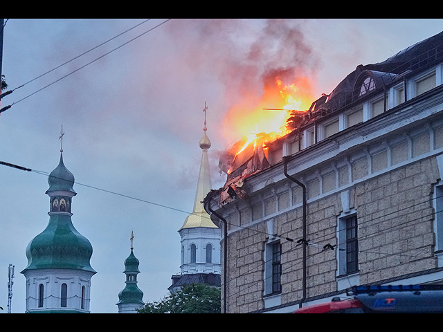 Киево-Печерская лавра в огне после российского удара. Фоторепортаж