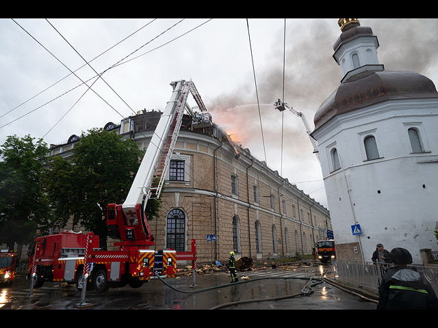 Киево-Печерская лавра в огне после российского удара. Фоторепортаж