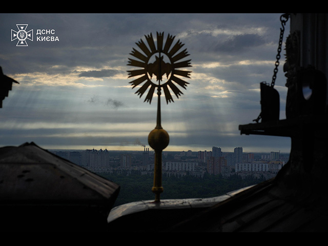 Киево-Печерская лавра в огне после российского удара. Фоторепортаж
