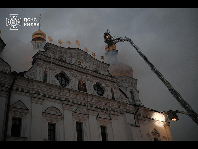 Киево-Печерская лавра в огне после российского удара. Фоторепортаж