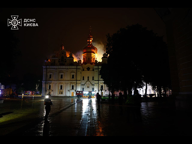 Киево-Печерская лавра в огне после российского удара. Фоторепортаж