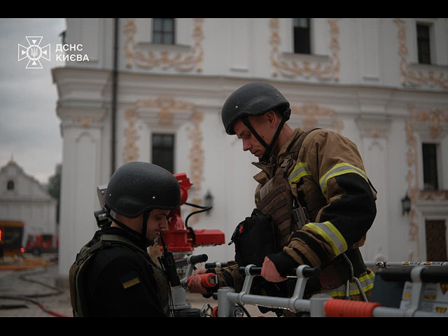 Киево-Печерская лавра в огне после российского удара. Фоторепортаж