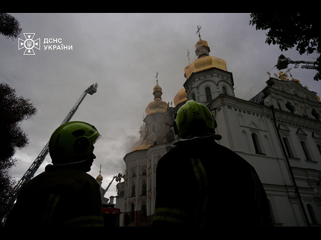 Киево-Печерская лавра в огне после российского удара. Фоторепортаж