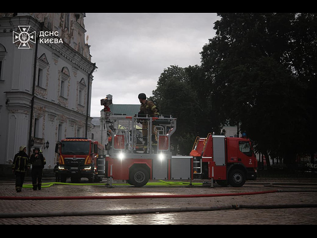 Киево-Печерская лавра в огне после российского удара. Фоторепортаж