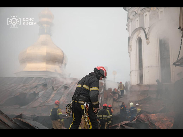 Киево-Печерская лавра в огне после российского удара. Фоторепортаж