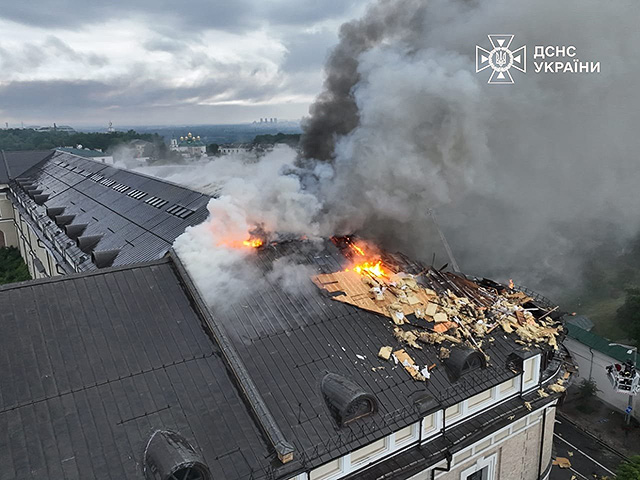 Киево-Печерская лавра в огне после российского удара. Фоторепортаж