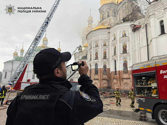Киево-Печерская лавра в огне после российского удара. Фоторепортаж