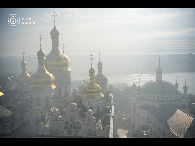 Киево-Печерская лавра в огне после российского удара. Фоторепортаж