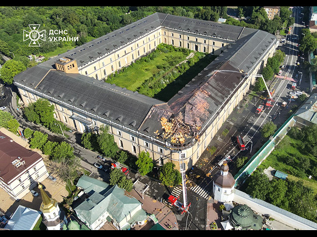 Киево-Печерская лавра в огне после российского удара. Фоторепортаж