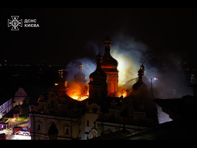 Киево-Печерская лавра в огне после российского удара. Фоторепортаж