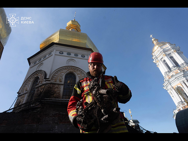 Киево-Печерская лавра в огне после российского удара. Фоторепортаж