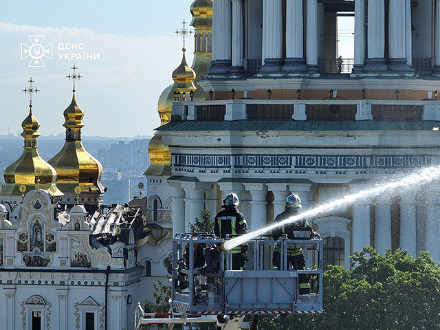 Киево-Печерская лавра в огне после российского удара. Фоторепортаж