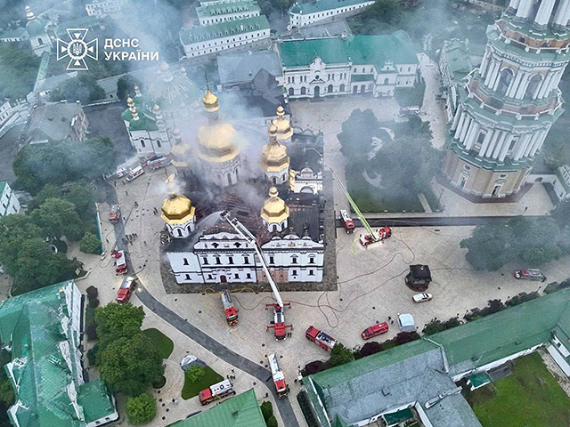 Киево-Печерская лавра в огне после российского удара. Фоторепортаж