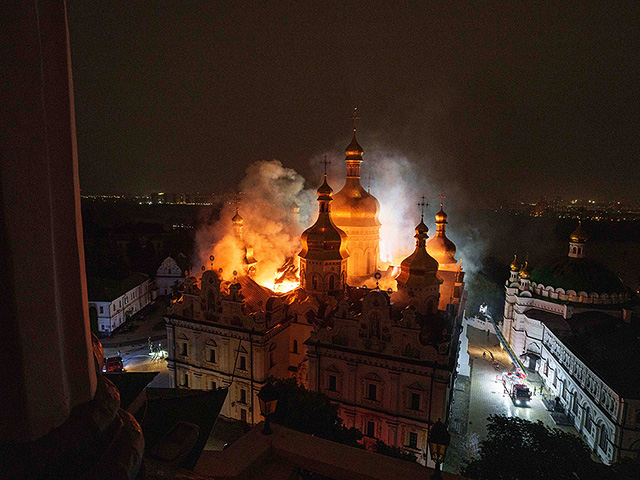 Киево-Печерская лавра в огне после российского удара. Фоторепортаж