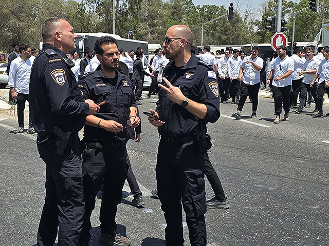 Полиция разгоняет акцию протеста "харедим" на перекрестке Гилат