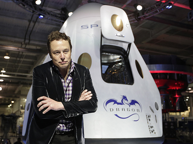 Илон Маск у космического корабля SpaceX Dragon V2 2014 год