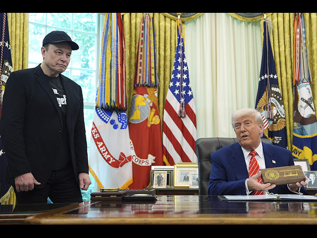 Илон Маск присутствует на пресс-конференции с президентом Дональдом Трампом в Овальном кабинете Белого дома в Вашингтоне в пятницу, 30 мая 2025 года