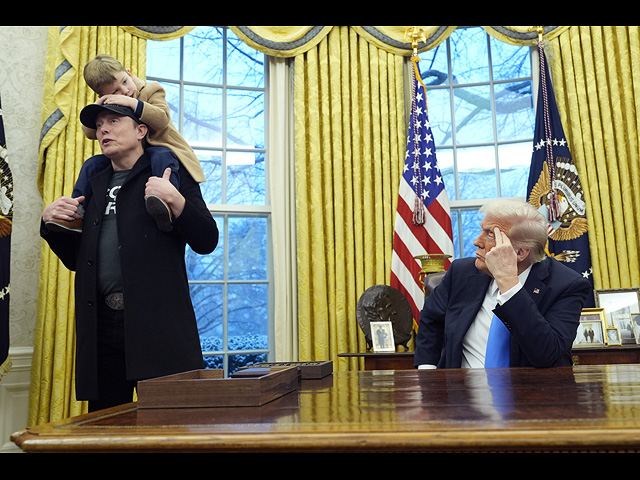 Илон Маск с сыном  X Æ A-Xii на пресс-конференции с президентом Дональдом Трампом в Овальном кабинете Белого дома в Вашингтоне в пятницу, 30 мая 2025 года