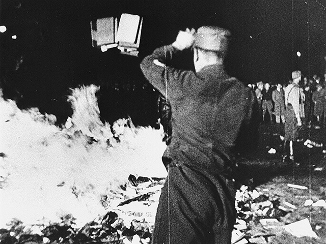 Сожжение книг в нацистской Германии и Австрии в 1930-х годах. Целями сожжения становились книги, которые считались подрывными или представляющими идеологии, противостоящие нацизму.