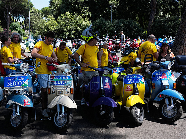 Культовый мотороллер Vespa, прославленный "Римскими каникулами", отпраздновал 80-летие. Фоторепортаж