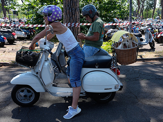 Культовый мотороллер Vespa, прославленный "Римскими каникулами", отпраздновал 80-летие. Фоторепортаж