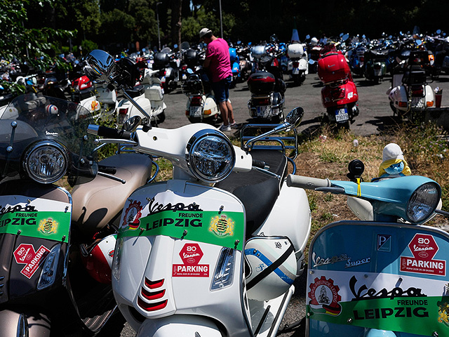 Культовый мотороллер Vespa, прославленный "Римскими каникулами", отпраздновал 80-летие. Фоторепортаж