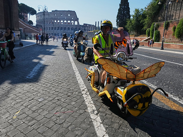 Культовый мотороллер Vespa, прославленный "Римскими каникулами", отпраздновал 80-летие. Фоторепортаж