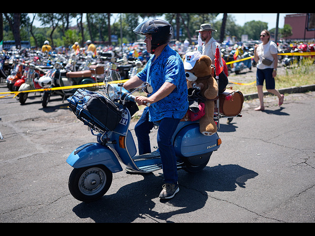 Культовый мотороллер Vespa, прославленный "Римскими каникулами", отпраздновал 80-летие. Фоторепортаж