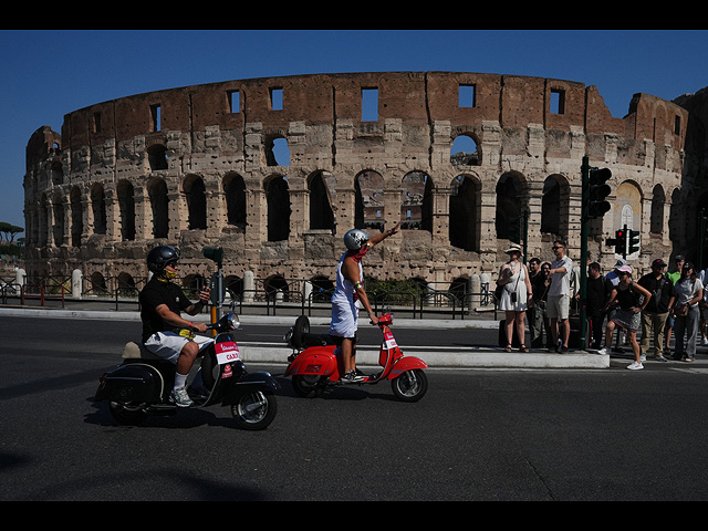 Культовый мотороллер Vespa, прославленный "Римскими каникулами", отпраздновал 80-летие. Фоторепортаж
