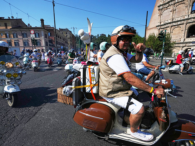 Культовый мотороллер Vespa, прославленный "Римскими каникулами", отпраздновал 80-летие. Фоторепортаж