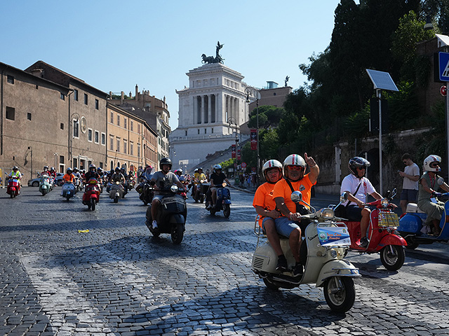 Культовый мотороллер Vespa, прославленный "Римскими каникулами", отпраздновал 80-летие. Фоторепортаж