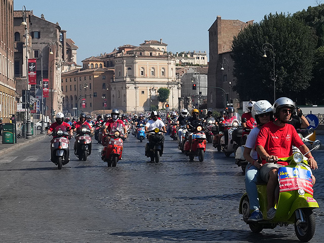 Культовый мотороллер Vespa, прославленный "Римскими каникулами", отпраздновал 80-летие. Фоторепортаж