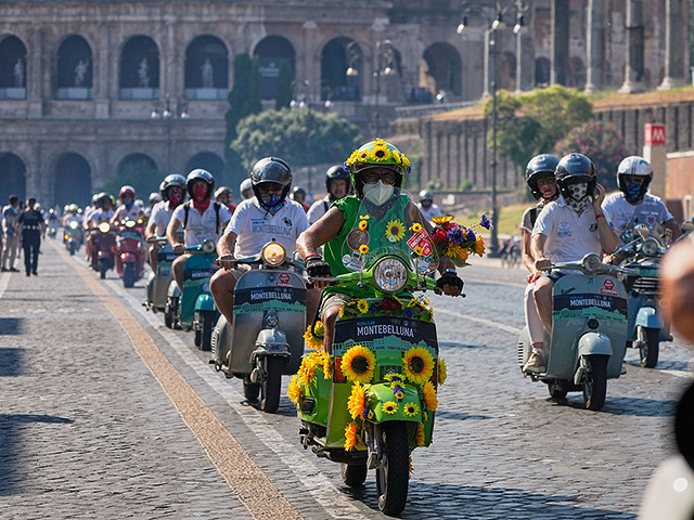 Культовый мотороллер Vespa, прославленный "Римскими каникулами", отпраздновал 80-летие. Фоторепортаж