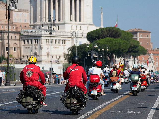 Культовый мотороллер Vespa, прославленный "Римскими каникулами", отпраздновал 80-летие. Фоторепортаж