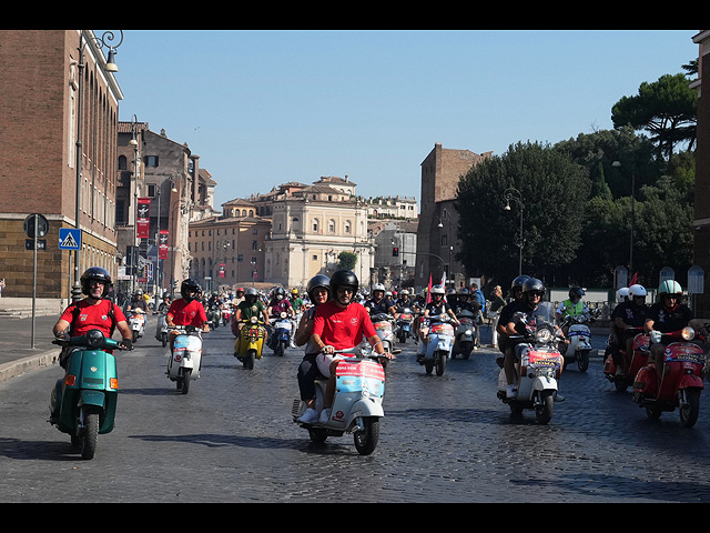 Культовый мотороллер Vespa, прославленный "Римскими каникулами", отпраздновал 80-летие. Фоторепортаж