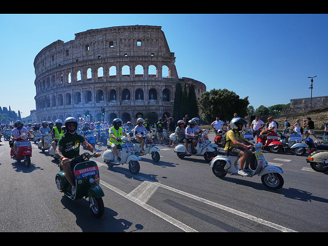 Культовый мотороллер Vespa, прославленный "Римскими каникулами", отпраздновал 80-летие. Фоторепортаж