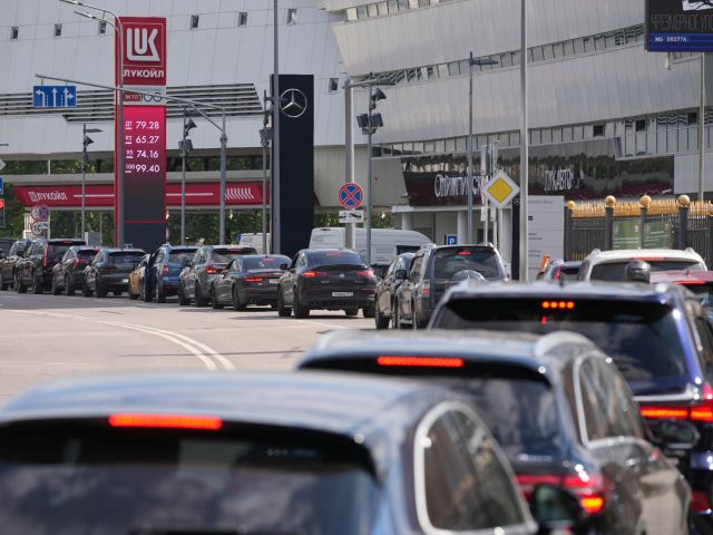 Казахстан начинает поставки бензина в Россию – в качестве гуманитарной помощи
