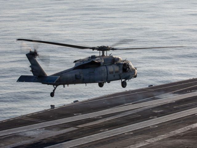 В Аравийском море совершил аварийную посадку американский вертолет, член экипажа пропал без вести