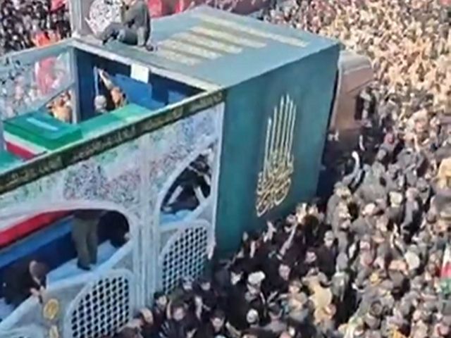 Траурная процессия под знаменами мести: Тегеран прощается с Али Хаменеи
