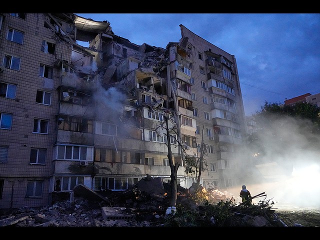 Последствия второго за неделю массированного удара армии РФ по Киеву. Фоторепортаж