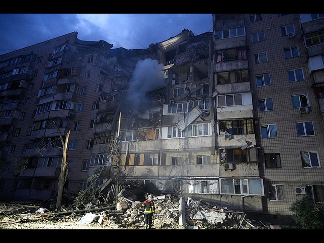 Последствия второго за неделю массированного удара армии РФ по Киеву. Фоторепортаж