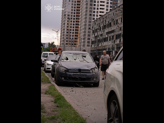Последствия второго за неделю массированного удара армии РФ по Киеву. Фоторепортаж