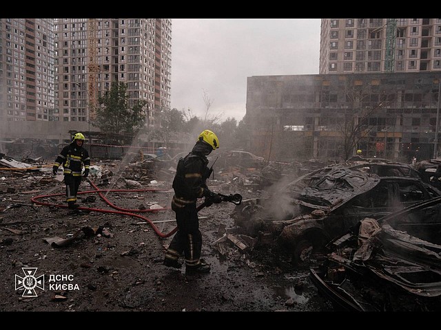 Последствия второго за неделю массированного удара армии РФ по Киеву. Фоторепортаж
